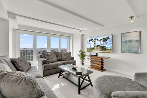 Wake up in paradise! Chic Bayview condo in beautiful beachfront resort, shared pools, jaccuzi Maison in South Padre Island