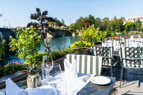 Restaurant/places to eat, Balcony/Terrace