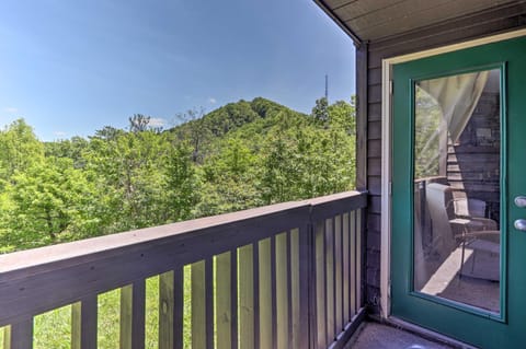 Condo with Pool and Grill Access about 4 Mi to Gatlinburg! Condo in Gatlinburg