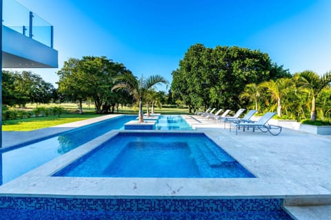 Garden, Garden view, Pool view, Swimming pool, sunbed