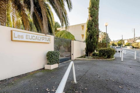 Day, Neighbourhood, Text overlay, Street view