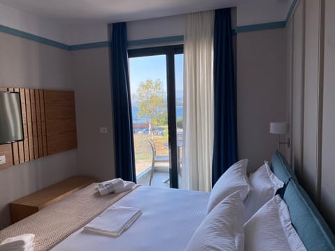 Photo of the whole room, Bedroom, Sea view