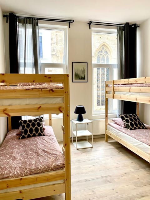 Bedroom, bunk bed