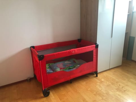 bunk bed, babysiter