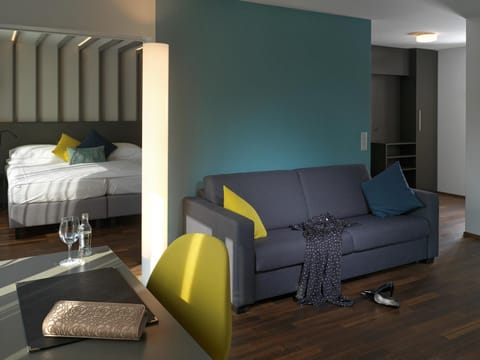 Photo of the whole room, Seating area