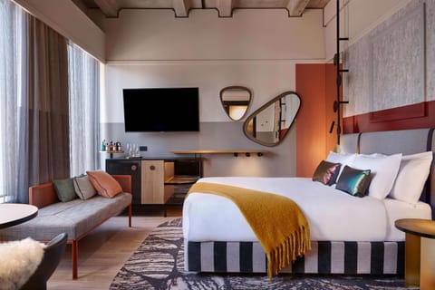 TV and multimedia, Seating area, Bedroom