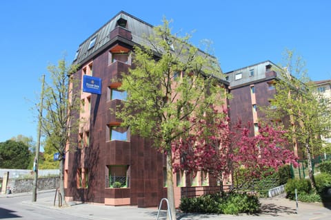 Property building, Facade/entrance, Spring, Street view