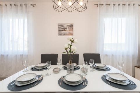 Photo of the whole room, Decorative detail, Dining area