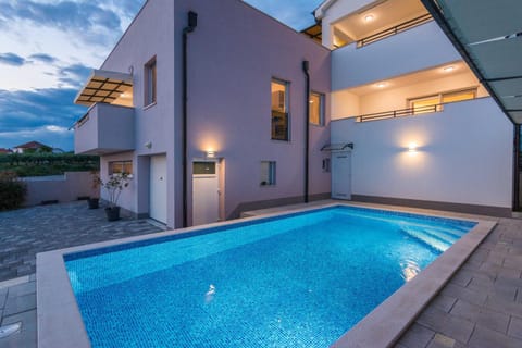 Property building, Garden, Balcony/Terrace, Balcony/Terrace, Beach, Garden view, Garden view, Swimming pool, Inner courtyard view