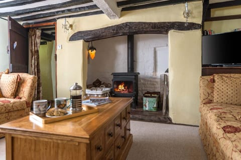 Forest Drove Cottage · Idyllic New Forest 6 Bedroom Thatched Cottage House in Ringwood