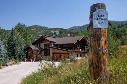 Chalet Val d'Isere Bed and Breakfast in Steamboat Springs
