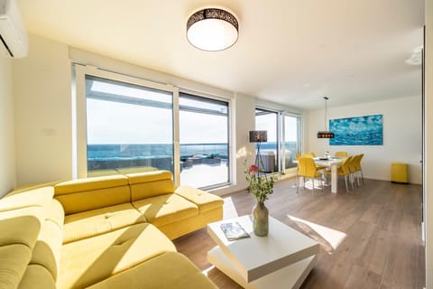Mediteran luxury penthouse with jacuzzi Condo in Novalja