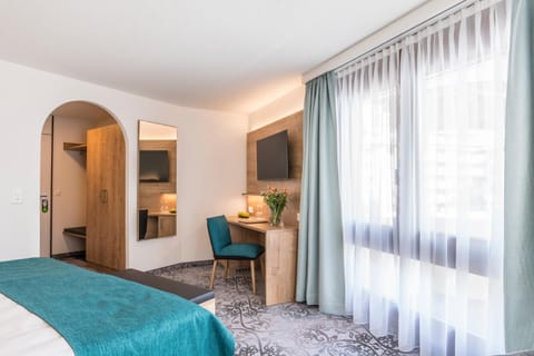 Bed, TV and multimedia, Photo of the whole room, Decorative detail, Bedroom, wardrobe