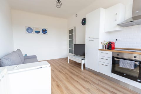 TV and multimedia, Kitchen or kitchenette, Living room, Seating area, Dining area