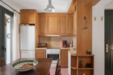 Kitchen or kitchenette, Food and drinks, Dining area, oven, stove