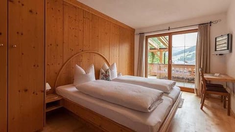 Bed, TV and multimedia, Balcony/Terrace, Bedroom, bunk bed, wardrobe