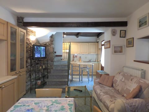 TV and multimedia, Coffee/tea facilities, Kitchen or kitchenette, Living room, Seating area