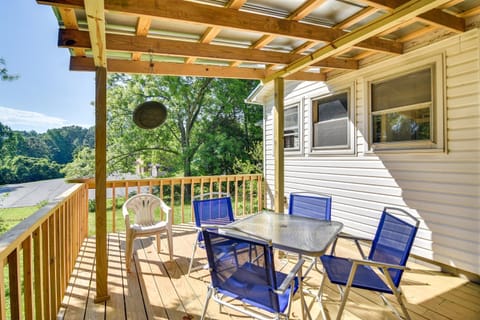 Pet-Friendly Columbus Cottage with Deck and Fire Pit! House in Columbus