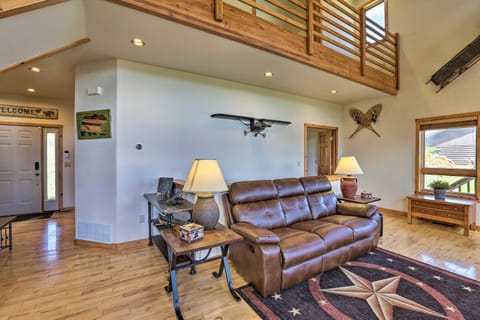 Spacious Home with Hot Tub - 2 Mi to Granby Ranch! Casa in Granby