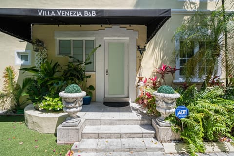 villa venezia bb Bed and Breakfast in Flamingo Lummus