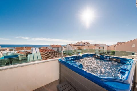 Enna house with private jacuzzi Apartment in Novalja