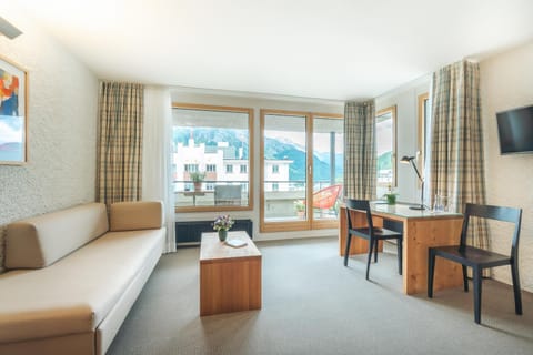 Bed, TV and multimedia, View (from property/room), Photo of the whole room, Seating area, hair dresser