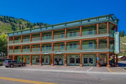 The Green Bridge Inn Hotel in Summit County