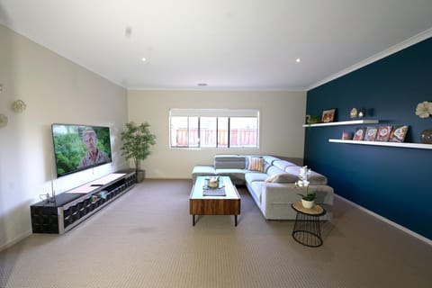 6 Bedrooms Contemporary Big House at Pakenhem Haus in Pakenham