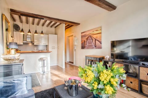 Kitchen or kitchenette, Dining area, stove