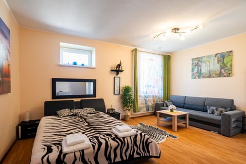 Bed, Seating area