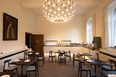 Restaurant/places to eat, Internal: Not applicable to any particular room