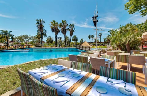 Restaurant/places to eat, Balcony/Terrace, Lounge or bar, Swimming pool