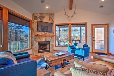 Updated Cabin with 360-Degree Mtn View 1 Mi to Lake Haus in Medicine Park
