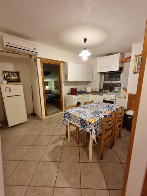 Kitchen or kitchenette, Dining area, washing machine