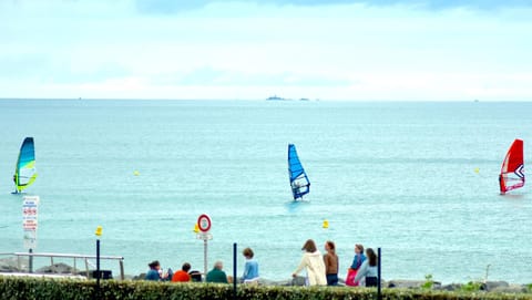 Villa neuve sur pilotis vue mer à 30m de la plage Moradia in Plérin