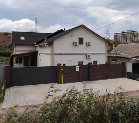 Property building, Facade/entrance, Street view, Location, Quiet street view, Parking