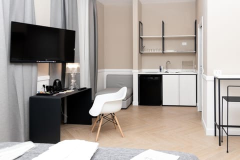 Kitchen or kitchenette, Dining area