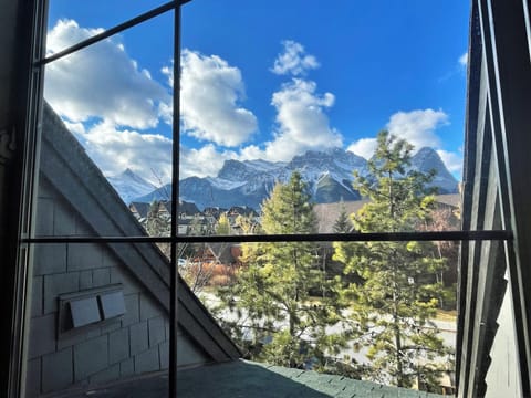 Renovated Chalet at Mystic Springs, Mountain Views, Pets Welcome! Chalet in Canmore