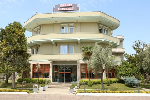 Property building, Facade/entrance, Garden