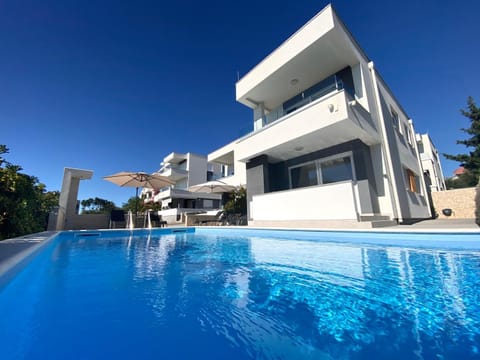 Property building, Day, Pool view, Swimming pool, sunbed