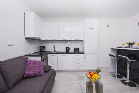 Coffee/tea facilities, Living room, Seating area, Dining area, Food, dishwasher, pet friendly, stove, toaster, kitchen, air conditioner