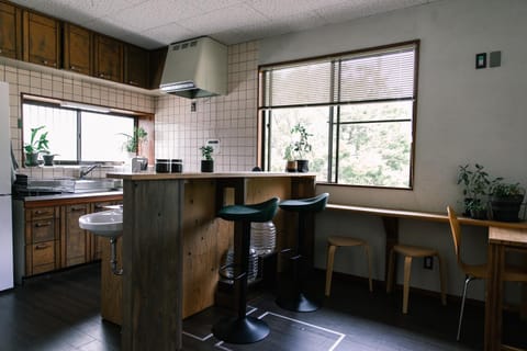 Kitchen or kitchenette, Dining area, minibar, stove