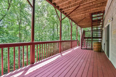 Game room, hot tub, just 7 miles to downtown Asheville! Casa in Swannanoa