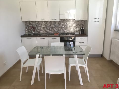 Kitchen or kitchenette, Dining area, Communal kitchen