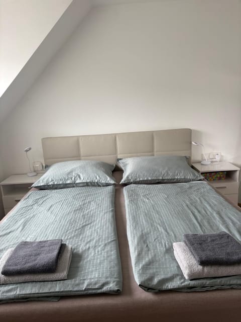 Bed, Bedroom, towels