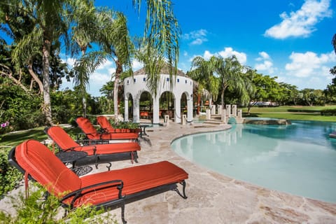 Garden view, Swimming pool, sunbed