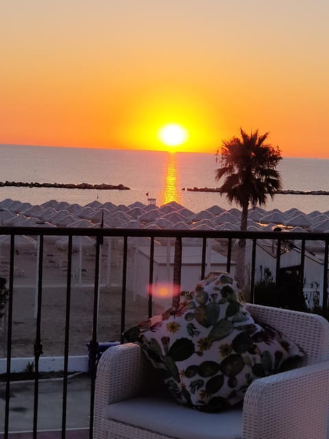 Property building, Balcony/Terrace, Sea view, Sunrise