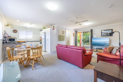 Lorikeet Retreat 2 Pet Friendly Air Conditioned Holiday House House in Shoal Bay