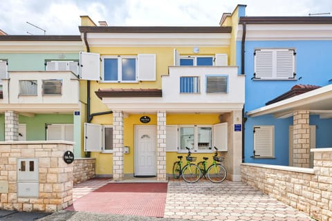 Property building, Facade/entrance