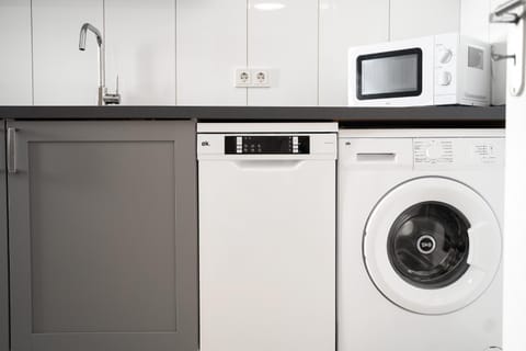 Kitchen or kitchenette, minibar, washing machine